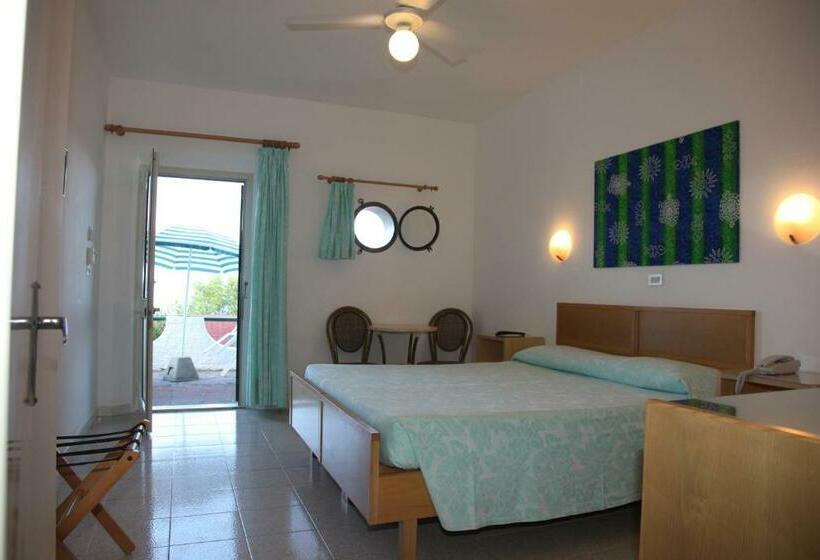 غرفة قياسية مطلّة علي البحر مزوَّدة بتراس, Paradiso