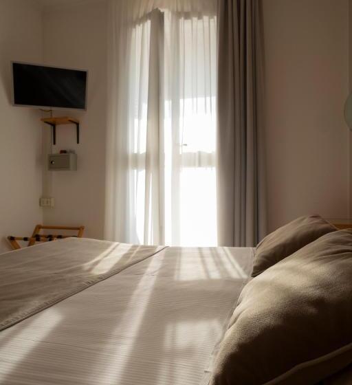 غرفة قياسية مطلّة علي البحر مزوَّدة بتراس, Paradiso