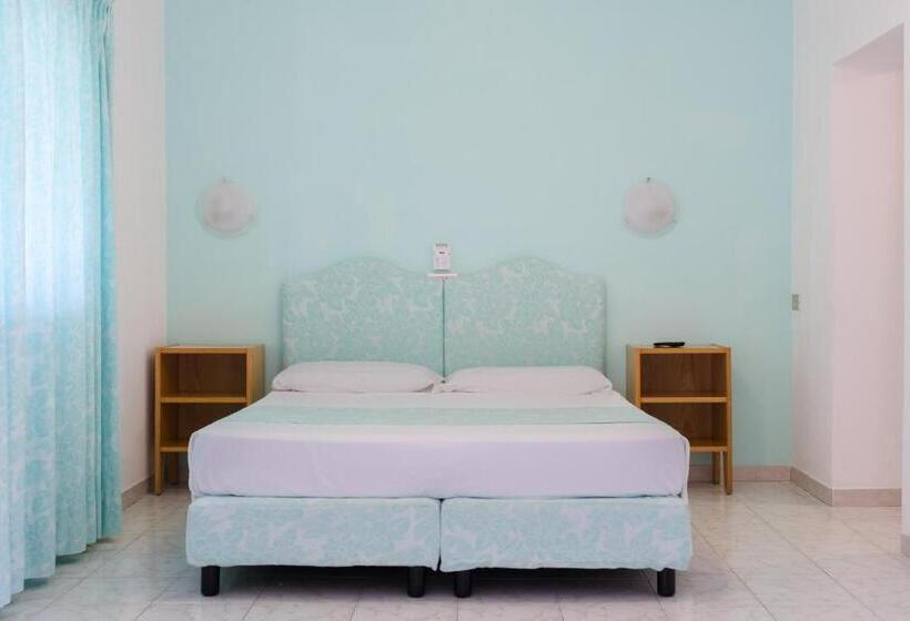 غرفة عائلية مطلّة علي البحر, Paradiso