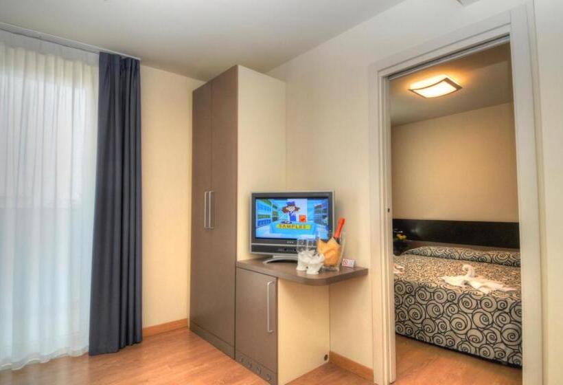 Номер Deluxe, Pasha