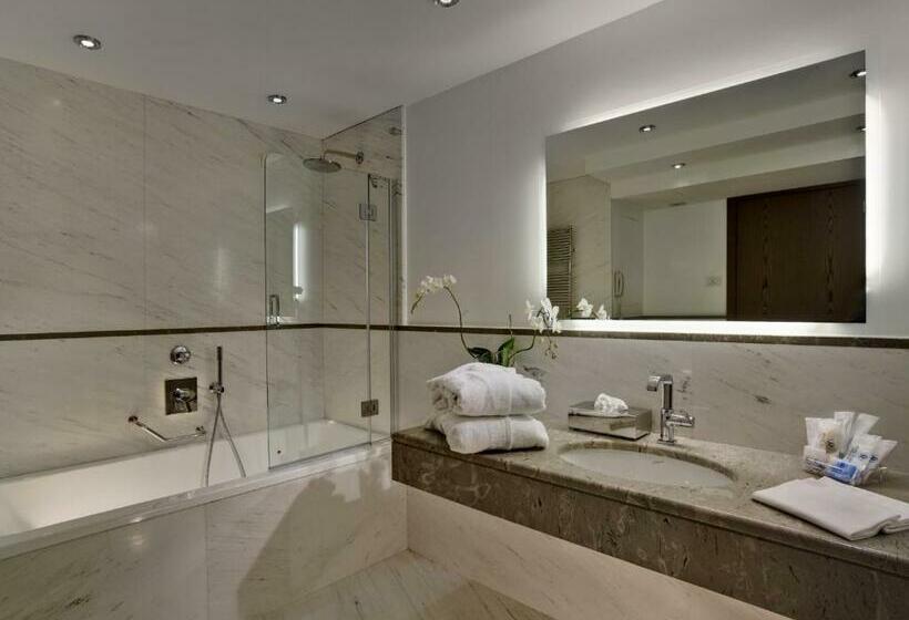 디럭스 룸, The Plaza