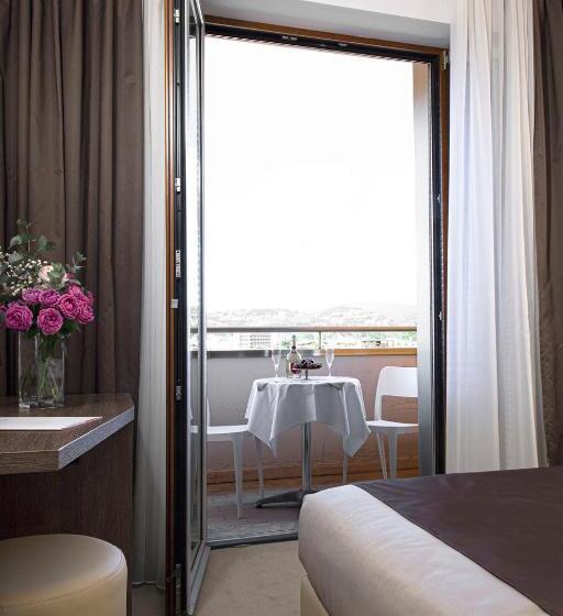 اتاق استاندارد سه نفره, Raffaello