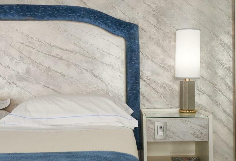 اتاق راحتی, Rivoli Boutique