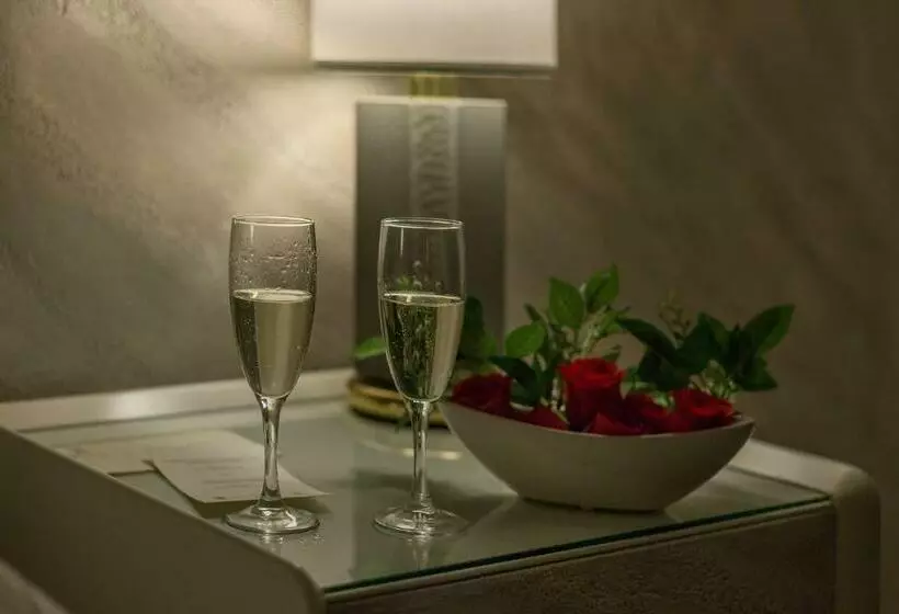 اتاق رمانتیک, Rivoli Boutique