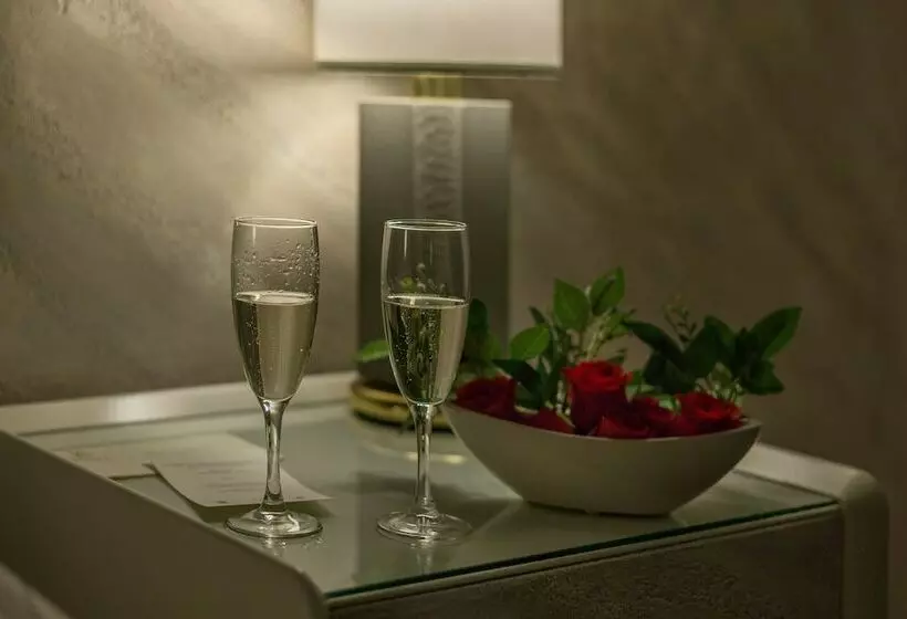 اتاق رمانتیک, Rivoli Boutique