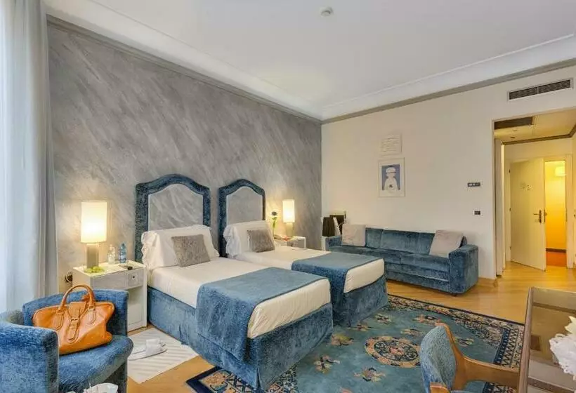 اتاق پریمیوم سه تخته, Rivoli Boutique