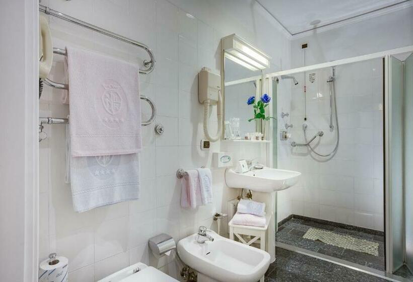 اتاق پریمیوم سه تخته, Rivoli Boutique