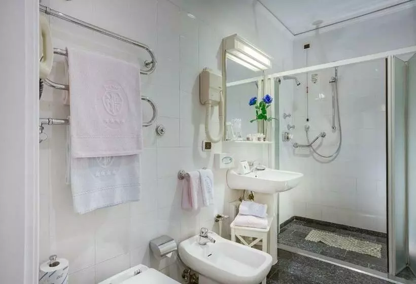 اتاق پریمیوم سه تخته, Rivoli Boutique
