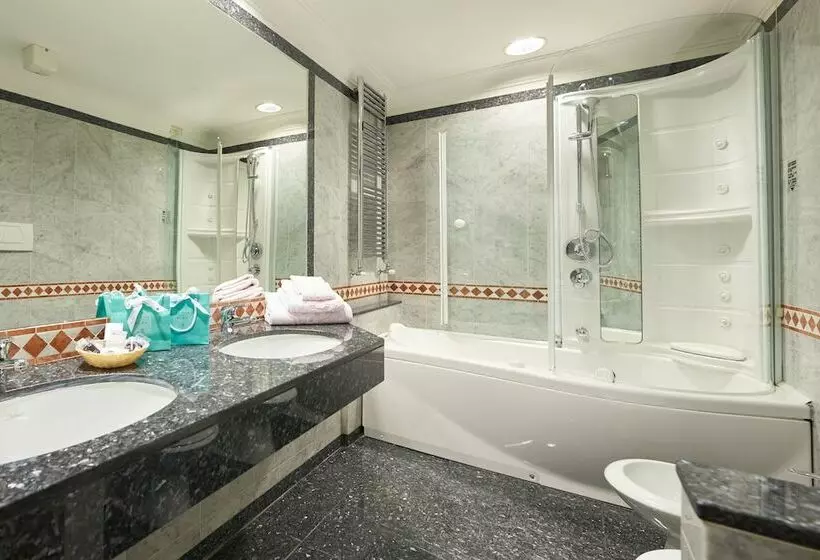 اتاق پریمیوم سه تخته, Rivoli Boutique