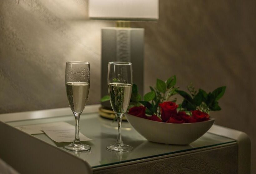 اتاق رمانتیک, Rivoli Boutique