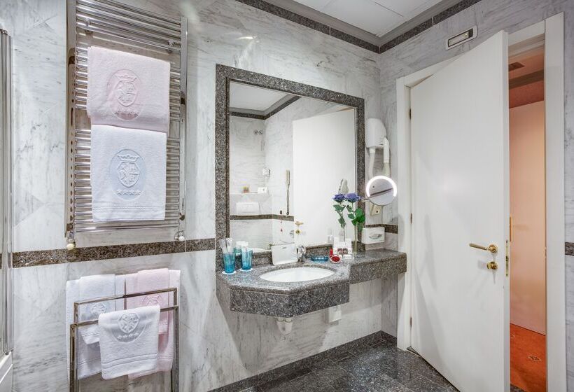 اتاق پریمیوم سه تخته, Rivoli Boutique