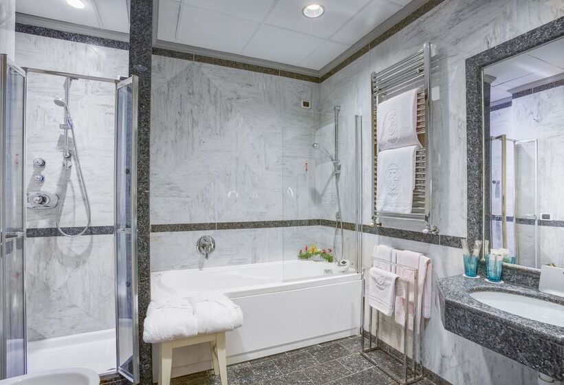 اتاق خانوادگی, Rivoli Boutique