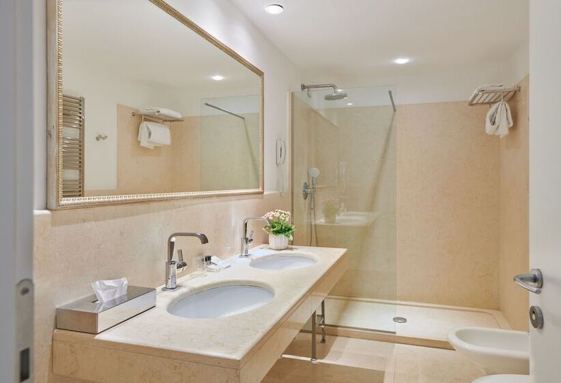 수피리어 룸, The Plaza