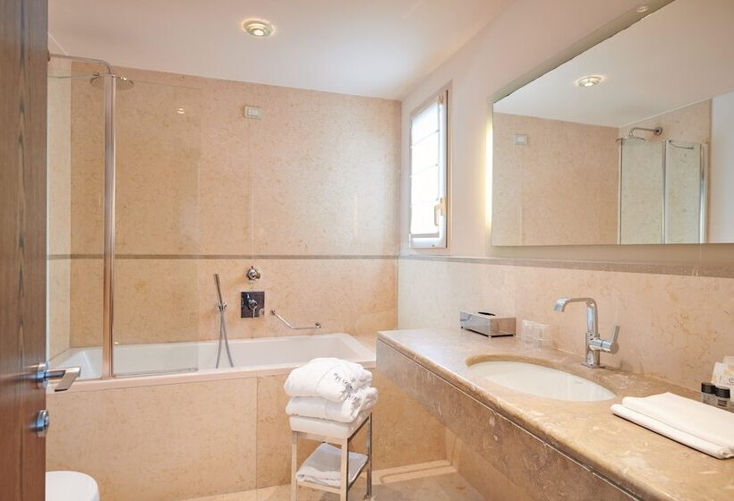 디럭스 룸, The Plaza