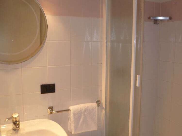 اتاق اکونومی, Vasari