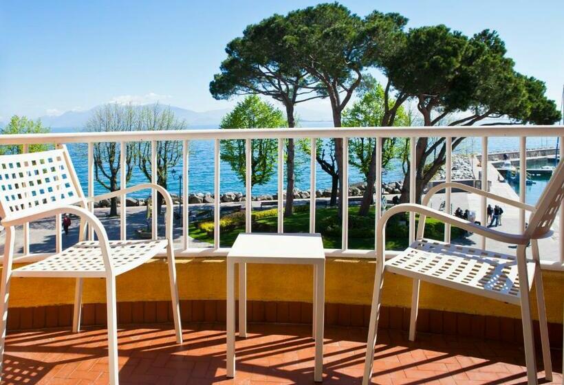 اتاق استاندارد با چشم‌انداز دریاچه, Vittorio