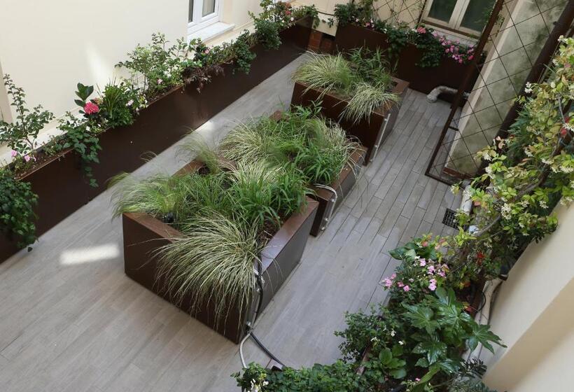 اتاق اکونومی, Vittorio