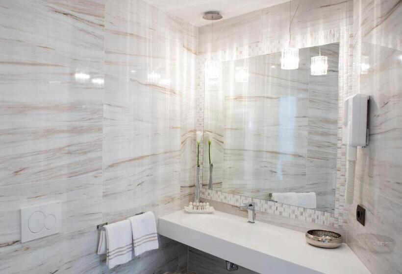 Suite with lake view, Vittorio