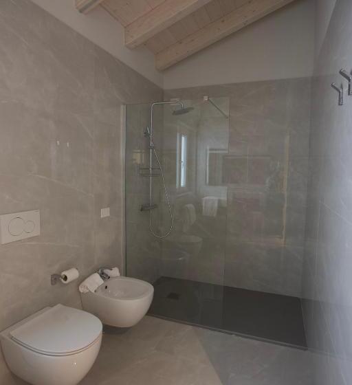 اتاق سوپریور با چشم‌انداز, Vittorio