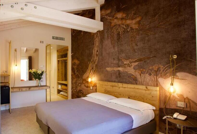 اتاق سوپریور با چشم‌انداز, Vittorio