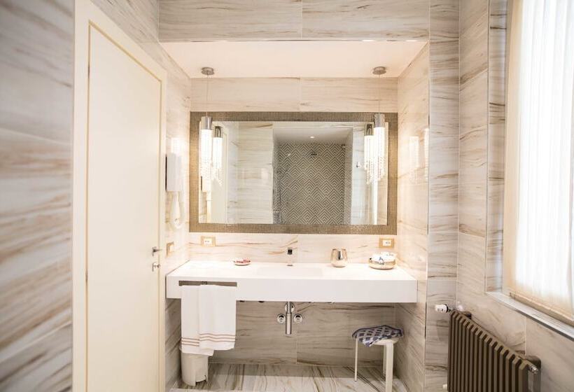 Suite with lake view, Vittorio