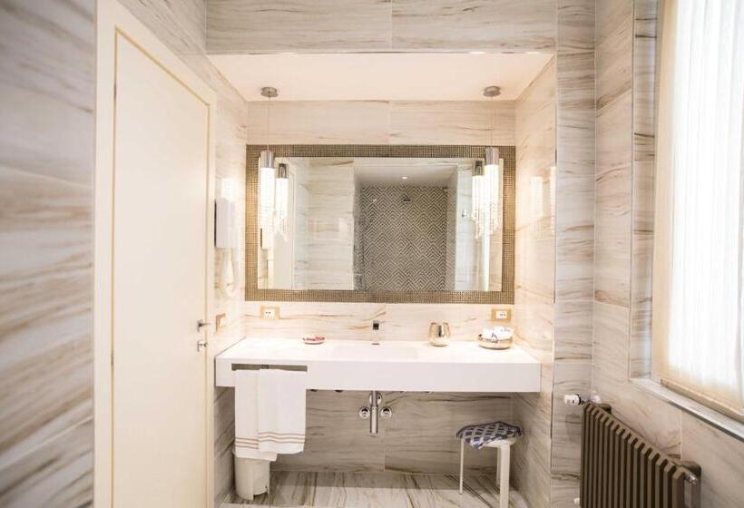 Suite with lake view, Vittorio