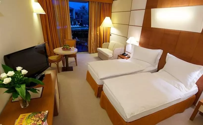 سوئیت جونیور با چشم‌انداز باغ, Park Hotel Imperial