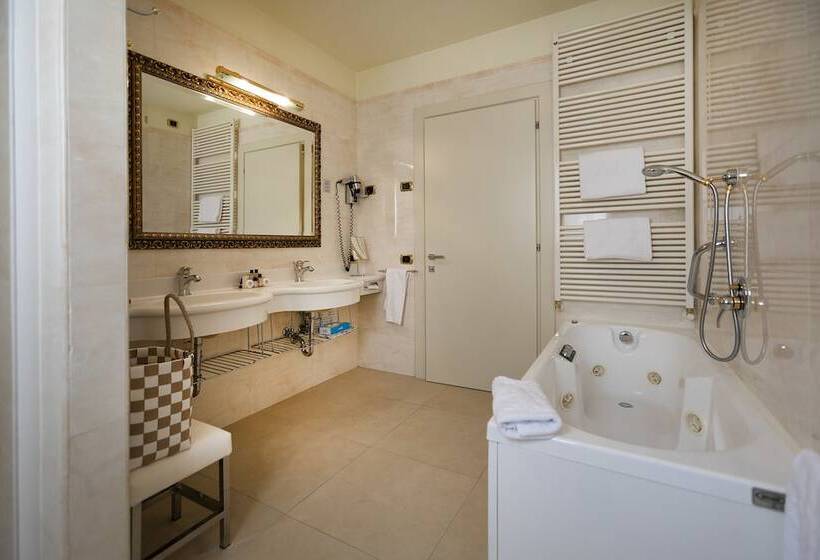 سوییت با چشم‌انداز باغ, Park Hotel Imperial