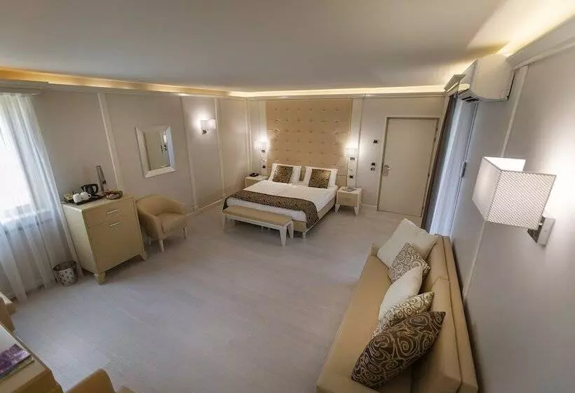 سوییت با چشم‌انداز باغ, Park Hotel Imperial