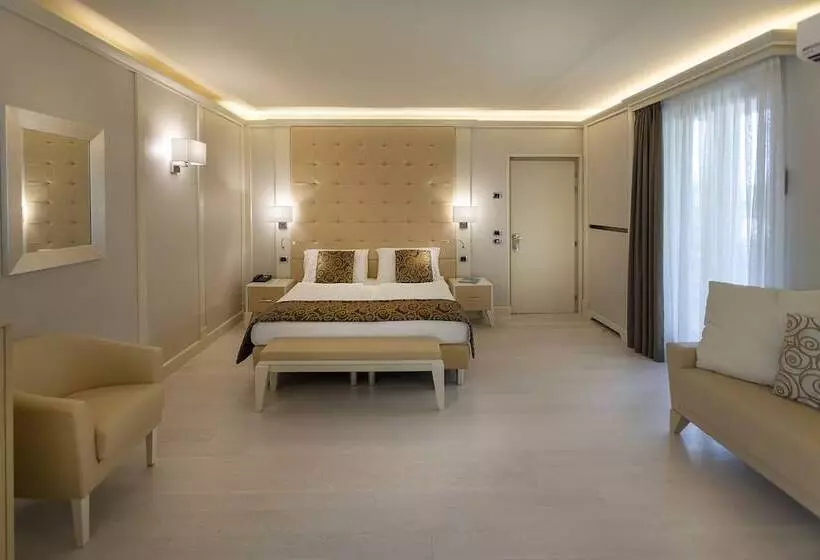 سوییت با چشم‌انداز باغ, Park Hotel Imperial