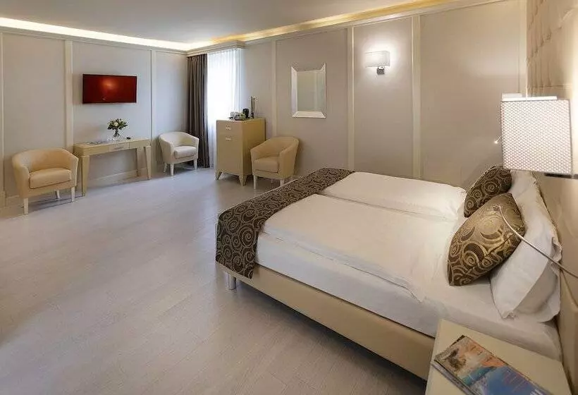 سوییت با چشم‌انداز باغ, Park Hotel Imperial