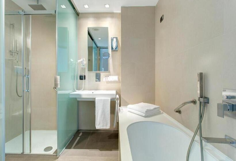 Deluxe Room King Size Bed