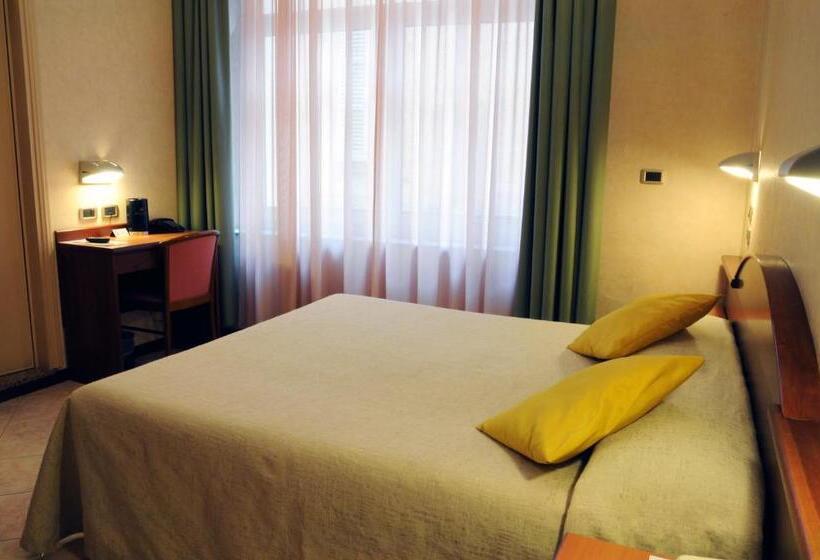 Chambre Familiale Classique, Button