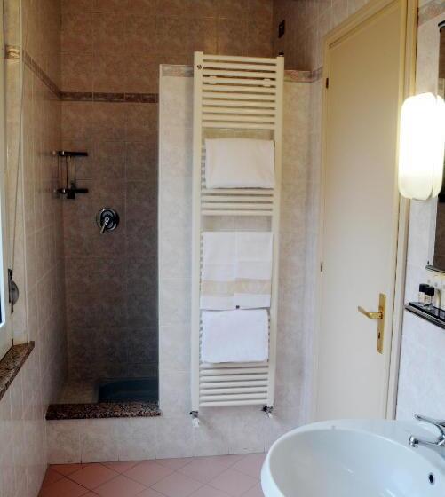 Chambre Economy, Button