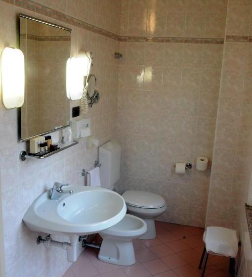 Chambre Supérieure, Button