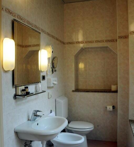 Chambre Triple Classique, Button