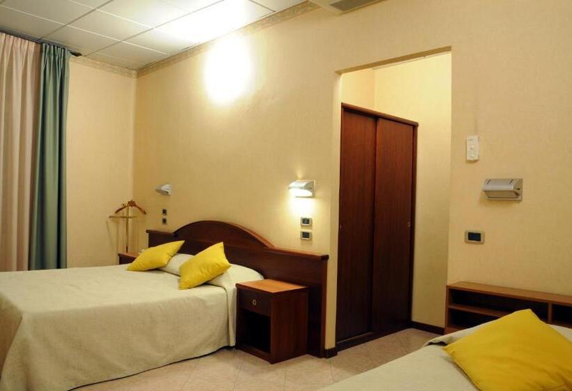 Chambre Triple Classique, Button