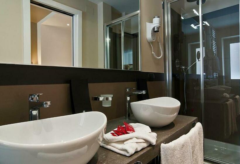 标准三人间, Caravel