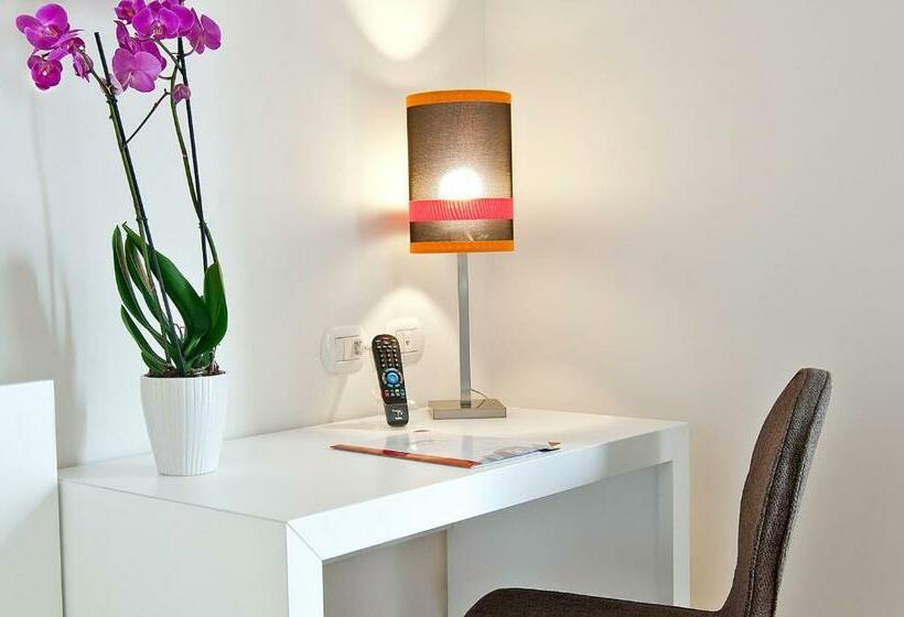 Habitación Triple Estándar, Caravel