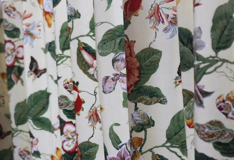 标准三人间, Caravel