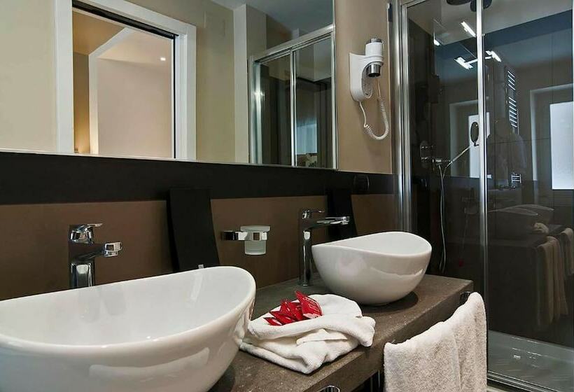 标准三人间, Caravel