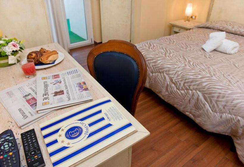 标准三人间, City