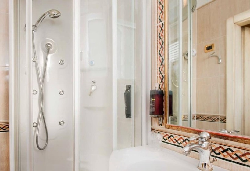 标准三人间, City