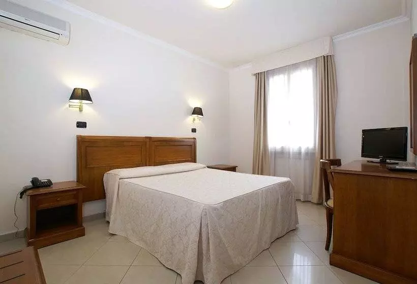 اتاق استاندارد سه نفره, Coluccini