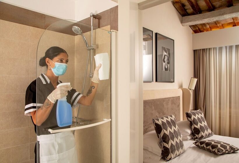 Camera Standard, Condotti Boutique