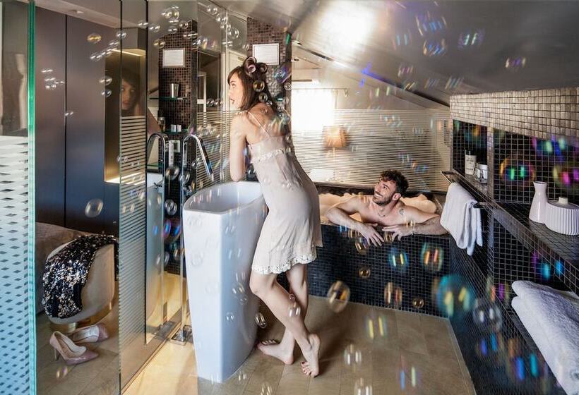 Camera Superiore, Condotti Boutique