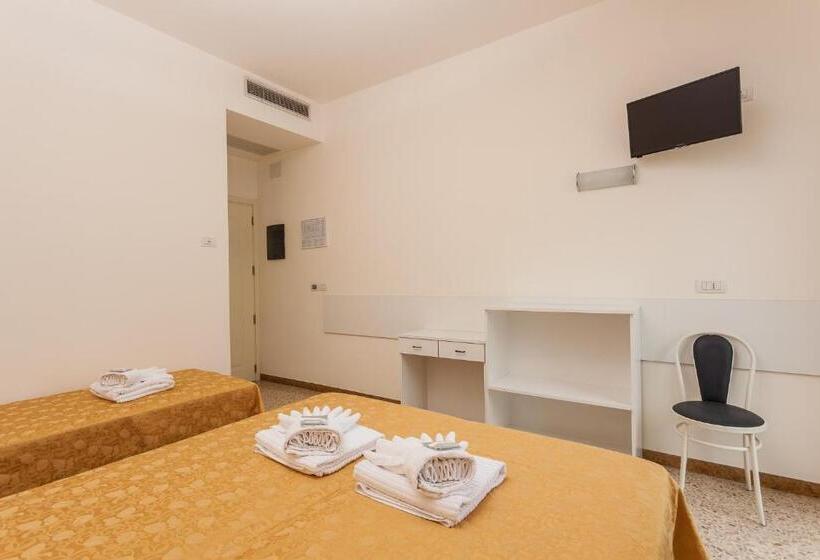 Economy Triple Room, Confort