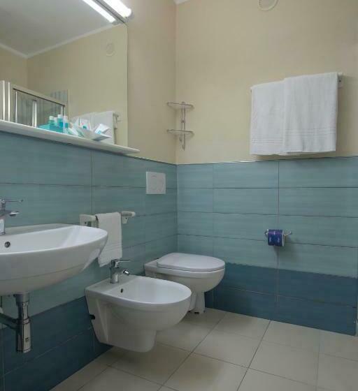 标准三人间, Fabricia