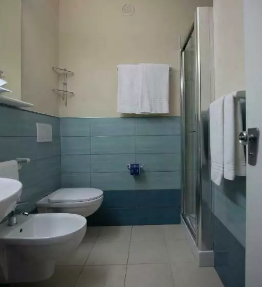 Standard Kolmen Hengen Huone, Fabricia