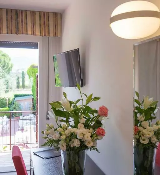 Standard Kolmen Hengen Huone, Fabricia